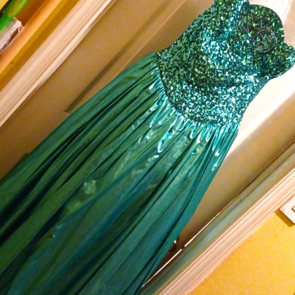 USED ONCE VINTAGE  MIKE BENET GREEN SEQUIN IRIDESCENT STRAPLESS  FORMAL SIZE 12